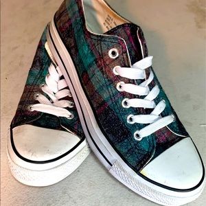 Twisted sneaker size 7